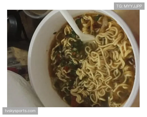 刷到管晨辰的家居照——鞋柜能开一间店，我继续吃泡面